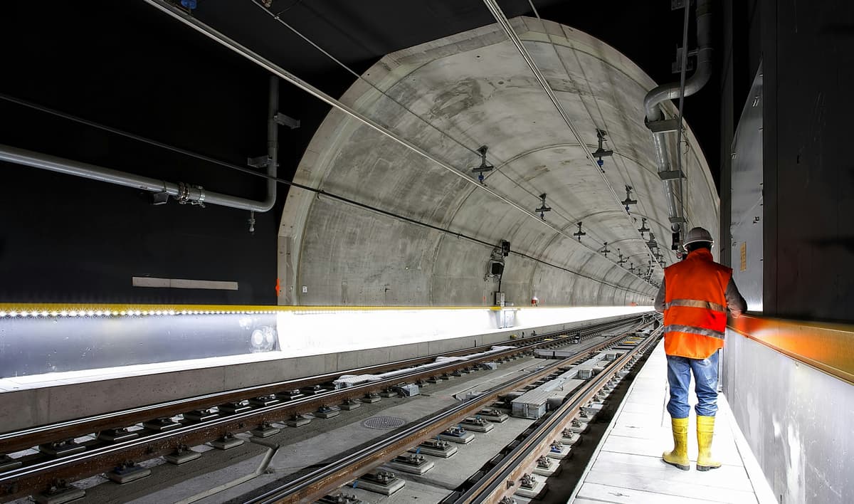 Un travailleur dans un tunnel de chantier